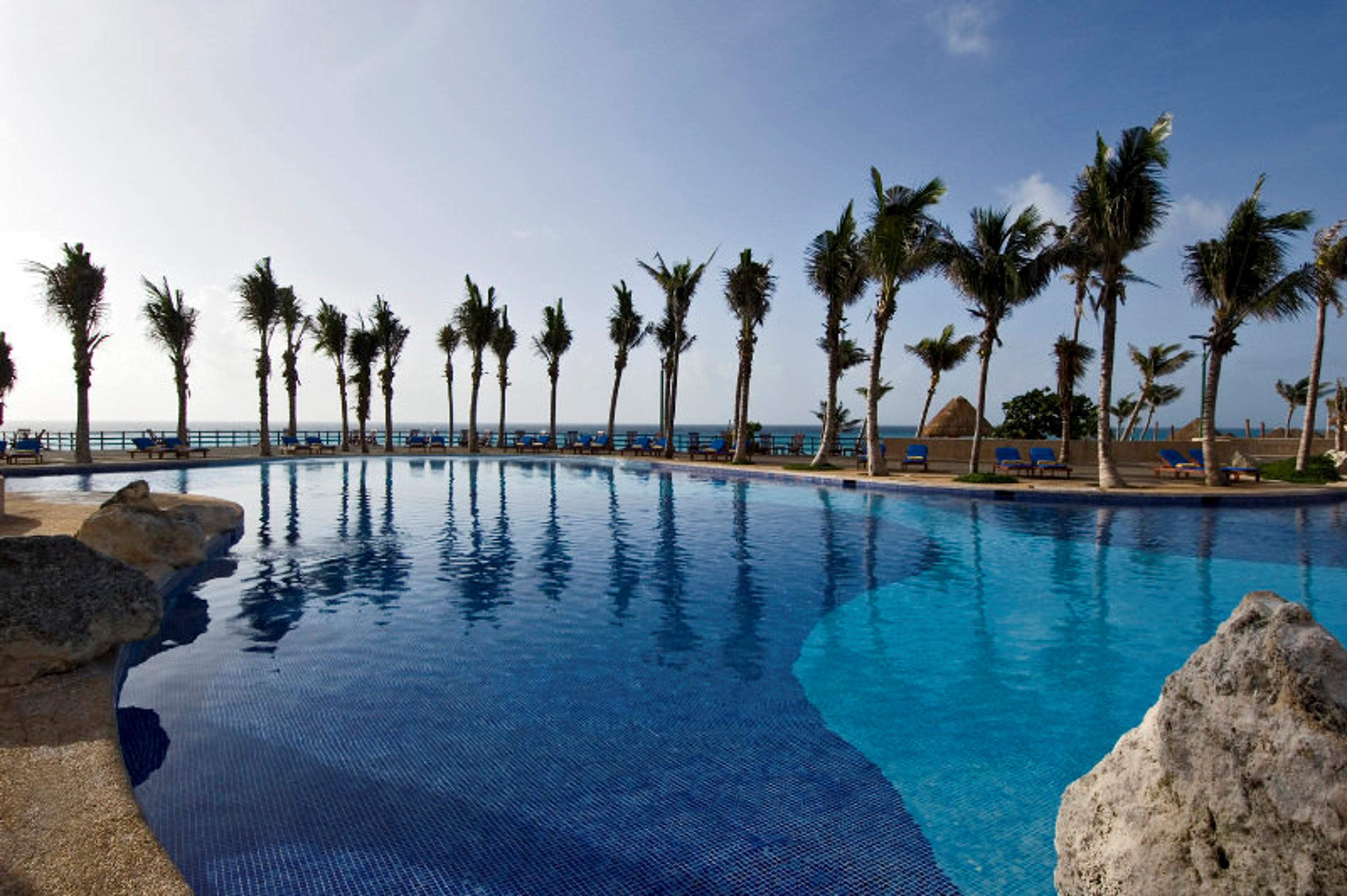 Grand Oasis Cancún Buitenkant foto Infinity pool at the Iberostar Grand Hotel Bávaro